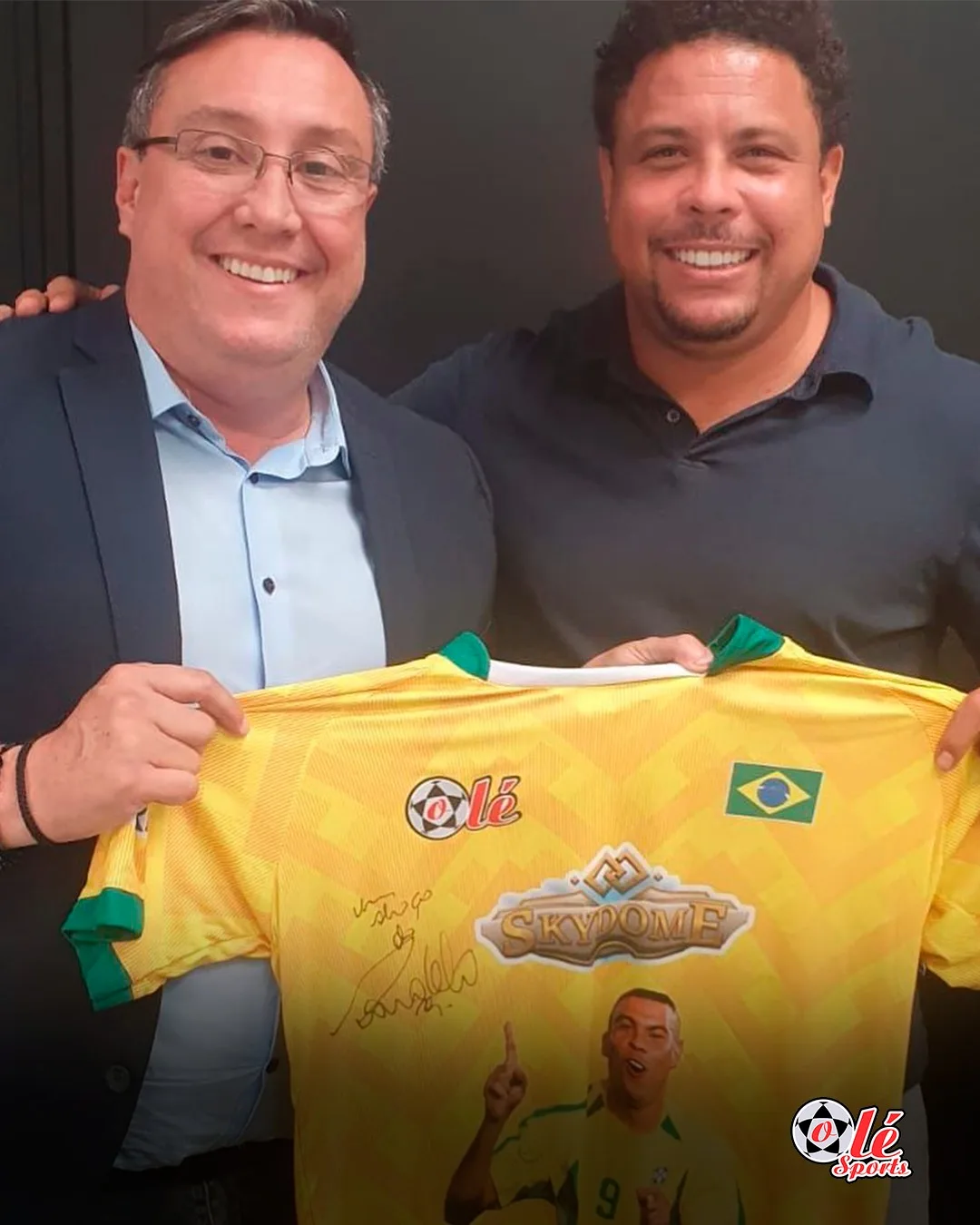 Ronaldo segurando a camisa do Brasil feita pela Olé Sports